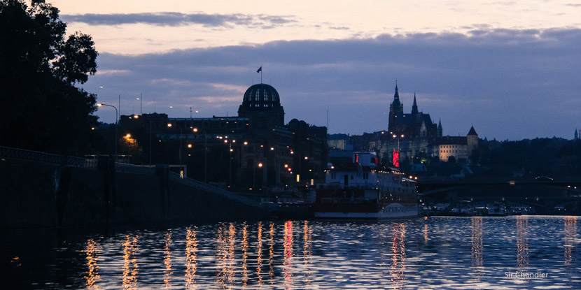 Paseando Por El Rio Moldava En Praga Sir Chandler